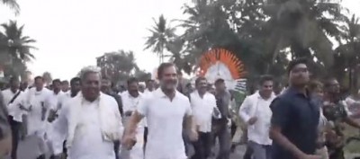 सिद्धारमैया का हाथ पकड़कर दौड़े राहुल गांधी, वीडियो हो रहा वायरल
