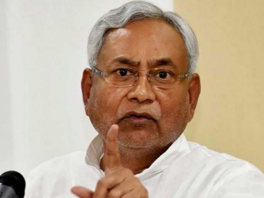 Nitish alone on stage during Dussehra celebrations, speculation intensified