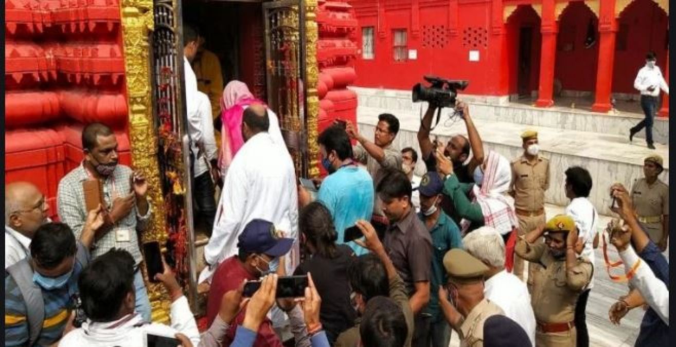 Priyanka Gandhi arrived to address public meeting after visiting Kashi Vishwanath Temple