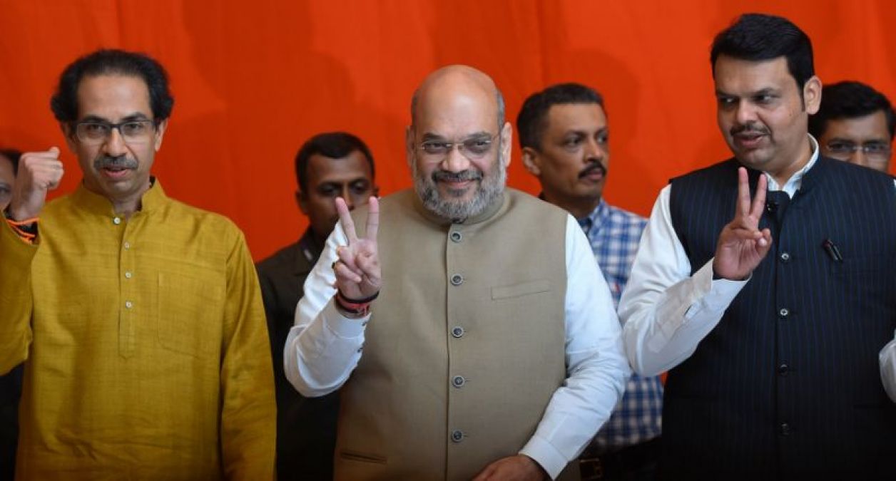महाराष्ट्र चुनाव: शिवसेना को करारा झटका, बड़ी संख्य में पार्षदों और कार्यकर्ताओं ने छोड़ी पार्टी