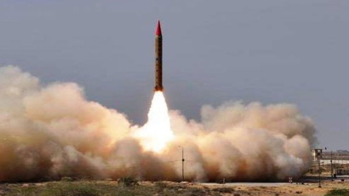 Resultado de imagem para Pakistan test fired successfully Surface to Surface ballistic missile Ghaznavi today with a range of 290km, able to carry nuclear and conventional war heads