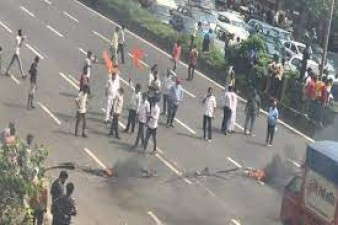 Video: महाराष्ट्र बंद के नाम पर शिवसैनिकों की गुंडागर्दी, जबरन बंद करवा रहे लोगों की दुकानें