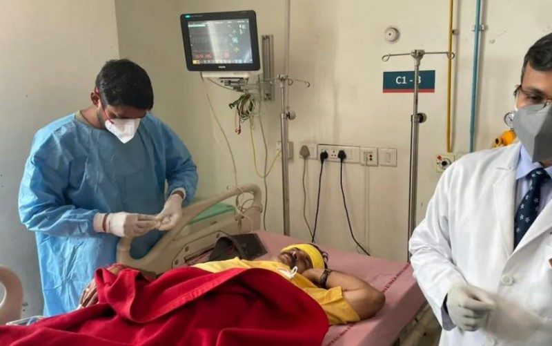 Manoj Tiwari injured in front of Kejriwal's house, hospitalised