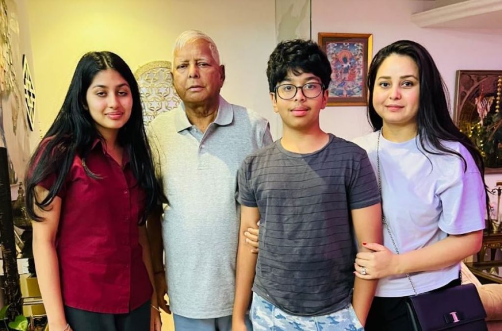 Lalu Yadav in trousers and t-shirt, look changed after going to Singapore