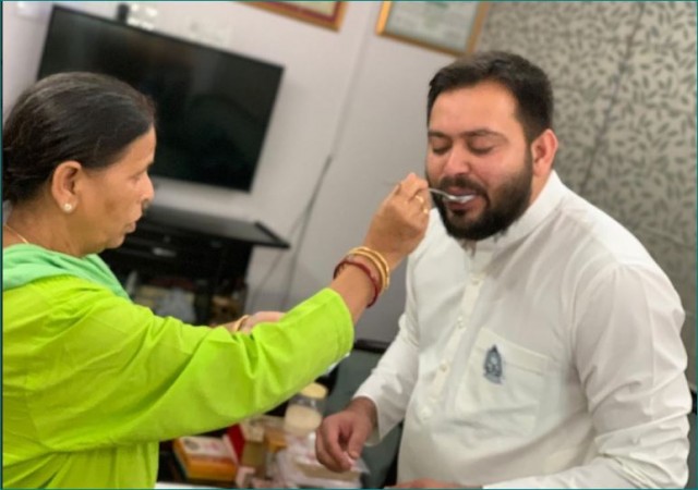Tejashwi Yadav came for nomination after taking blessings from mother and brother