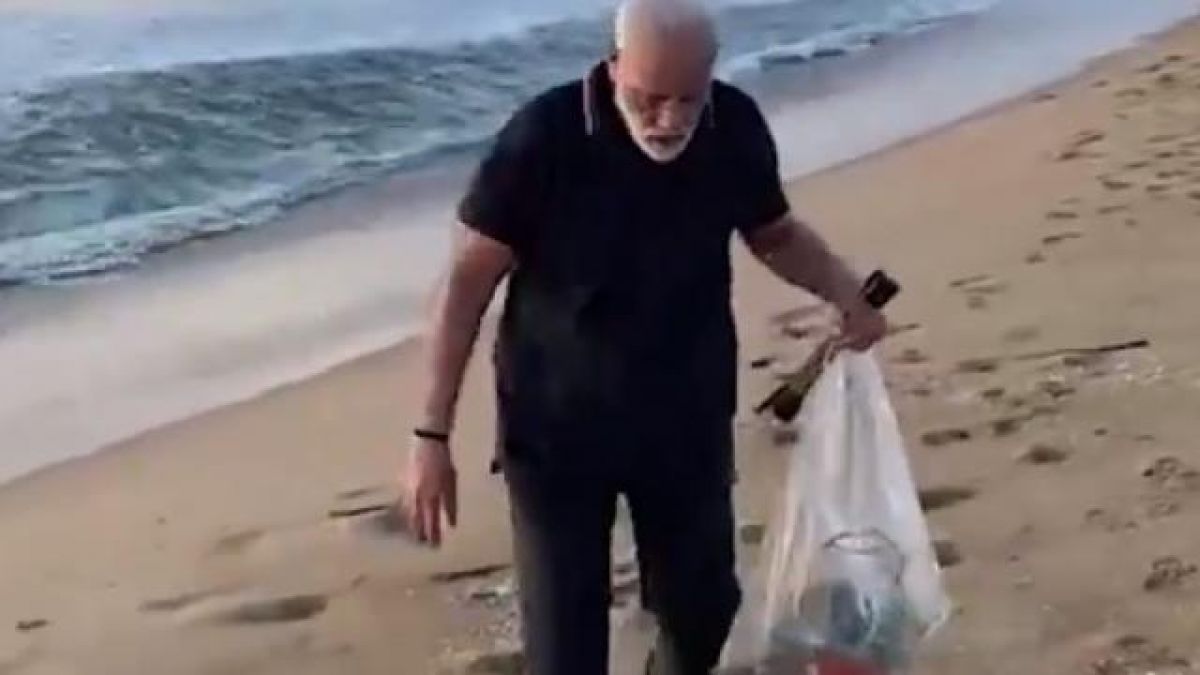पूर्व पीएम ने पीएम मोदी की समुद्र तट पर सफाई करते हुए वीडियो पर कही यह बात