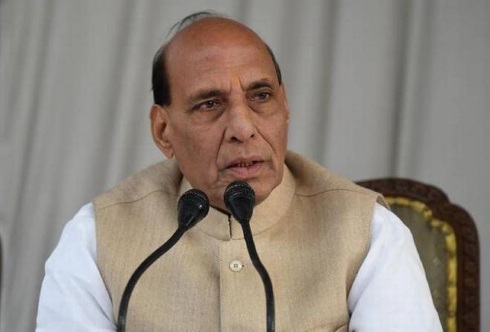 Rajnath accuses Congress of internationalizing Kashmir issue