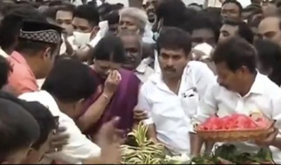 Sasikala visits Jayalalithaa memorial to mark AIADMK's 50th founding day