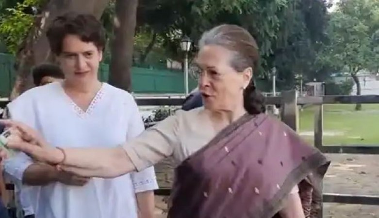 कांग्रेस चीफ के चुनाव से खुश हैं ? जानिए सोनिया गांधी ने क्या दिया जवाब