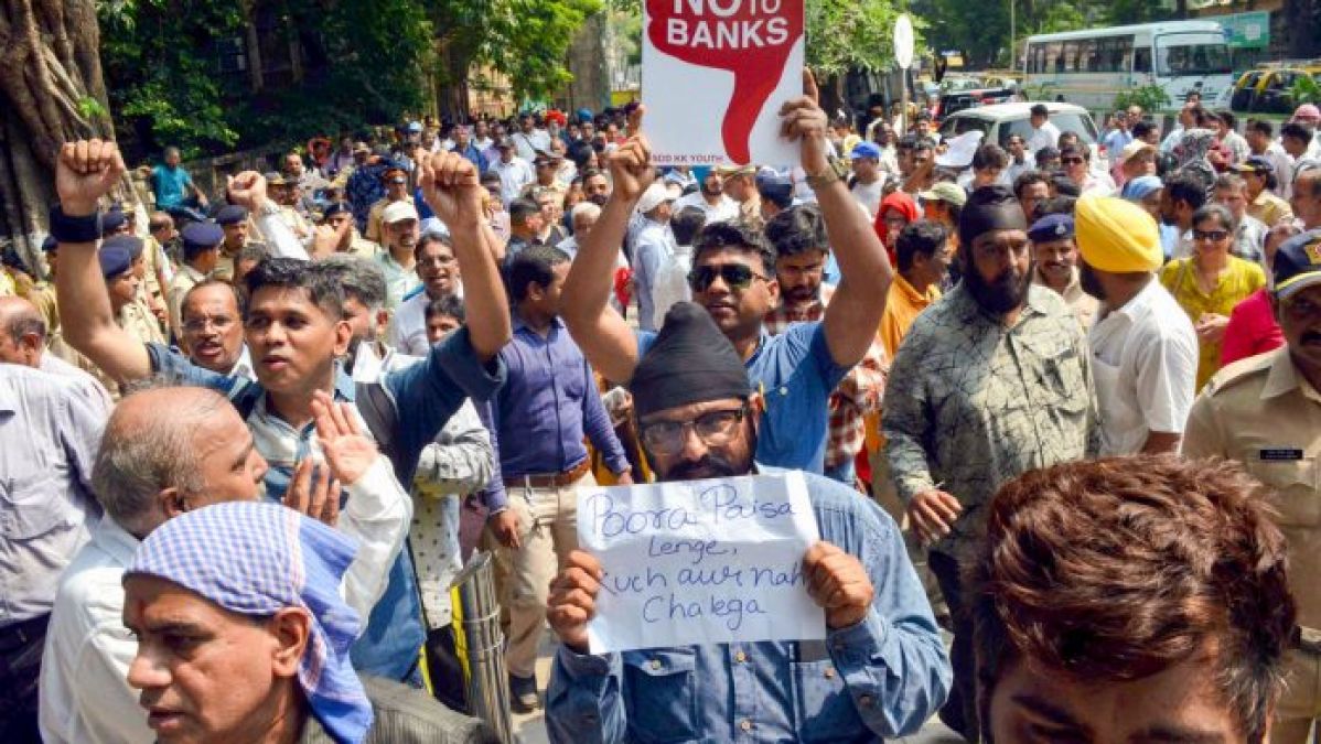 PMC Bank Scam: Two people faint during protest outside RBI headquarter
