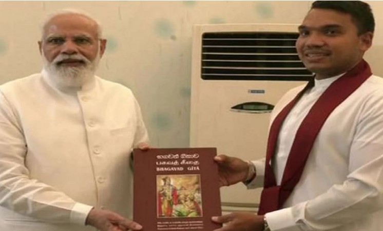 पीएम मोदी को श्रीलंका के खेल मंत्री ने भेंट की सिंहली भाषा में लिखी हुई भगवत गीता