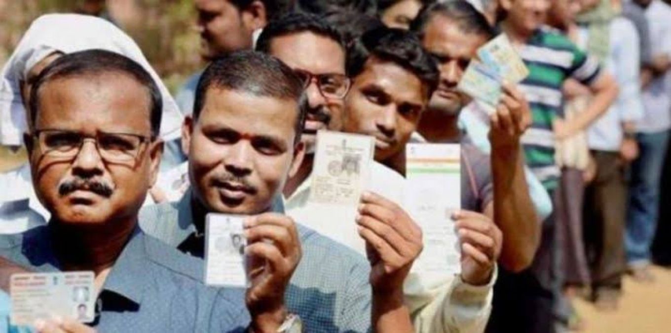Maharashtra Voting 2019 : ठाकरे परिवार और स्मृति ईरानी ने डाला वोट, 288 सीटों पर मतदान जारी