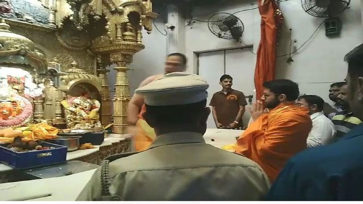 Maharashtra elections: Aditya Thackeray reaches Siddhivinayak temple before casting vote