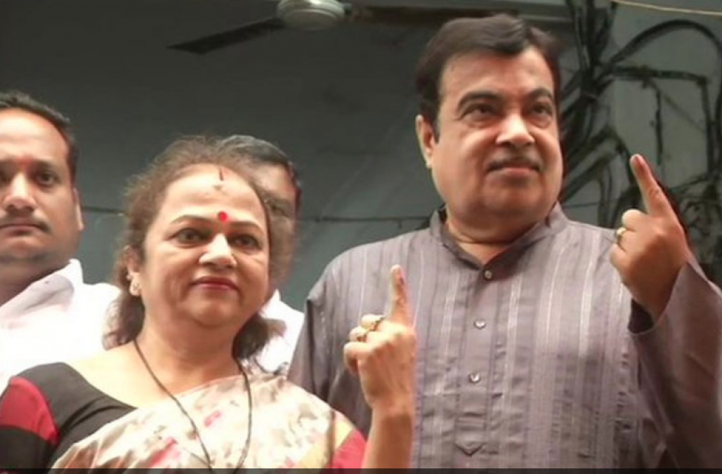 Elections continue in Maharashtra assembly, Nitin Gadkari and RSS chief cast their vote