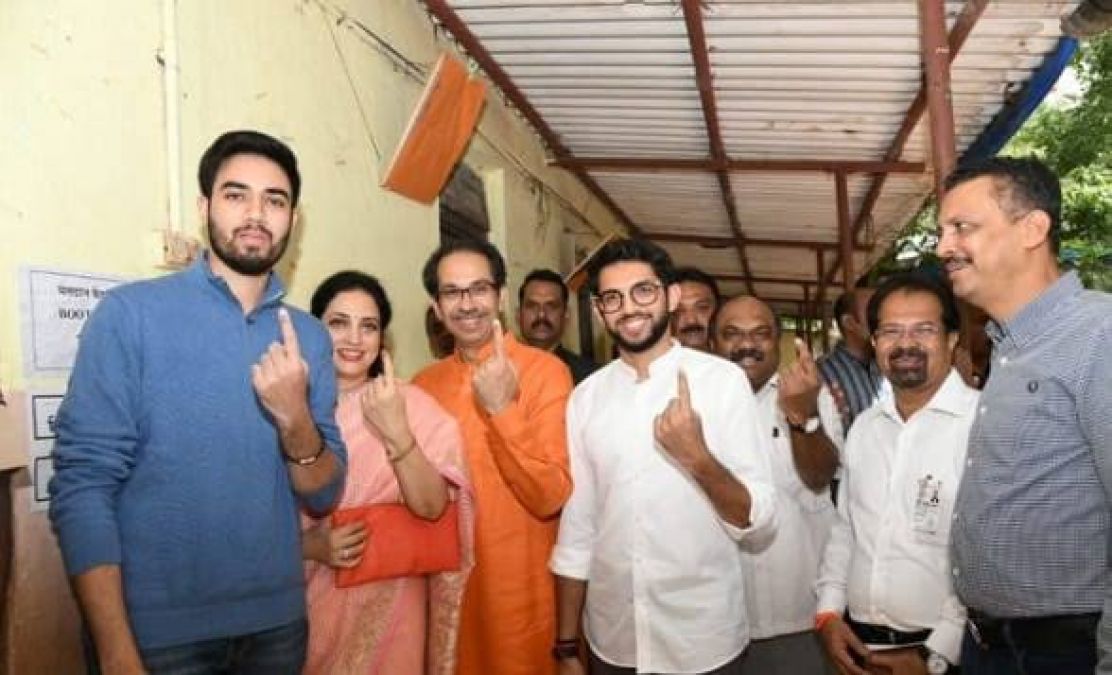 Maharashtra Voting 2019 : ठाकरे परिवार और स्मृति ईरानी ने डाला वोट, 288 सीटों पर मतदान जारी