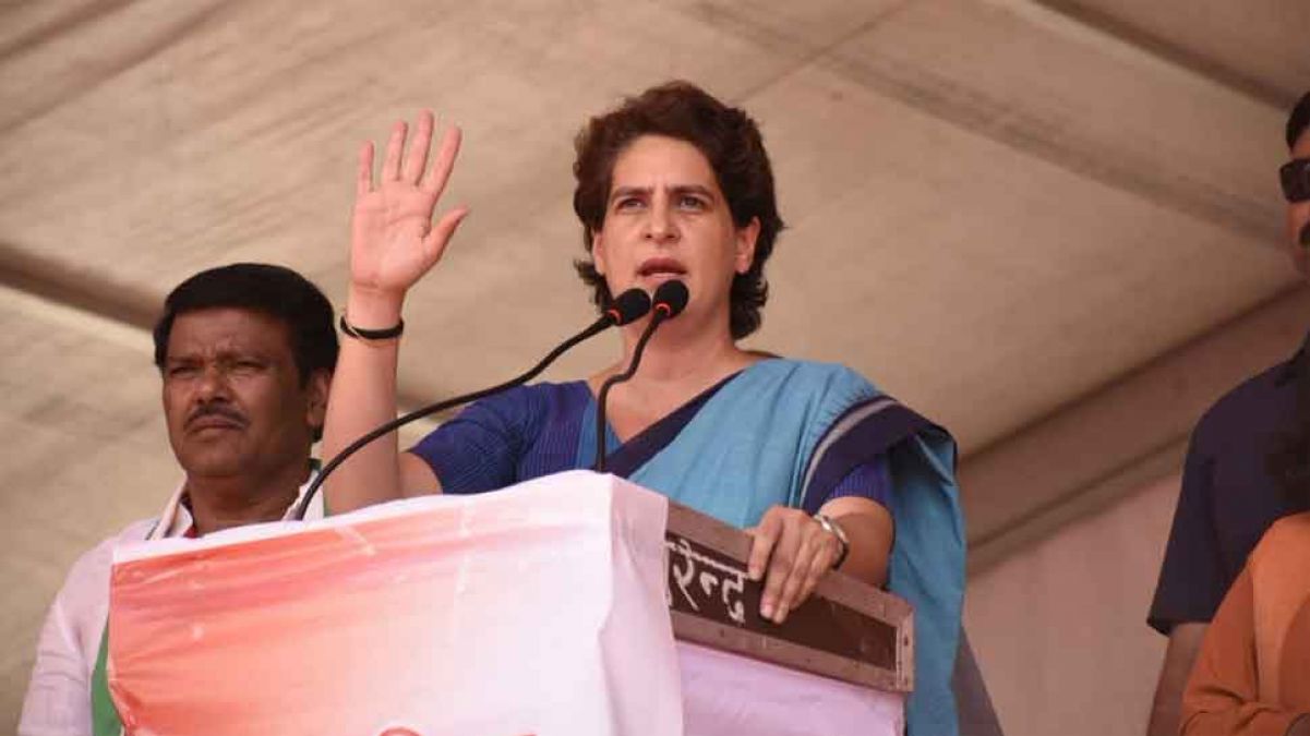Priyanka Vadra engaged in strengthening Congress in UP, tomorrow may be a big decision