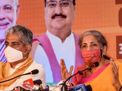 बिहार चुनाव: फ्री वैक्सीन के वादे पर घिरी भाजपा, तेजस्वी और थरूर ने साधा निशाना