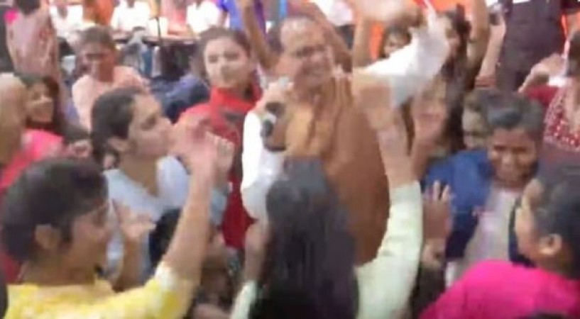 CM Shivraj celebrates Diwali with these people, dances fiercely
