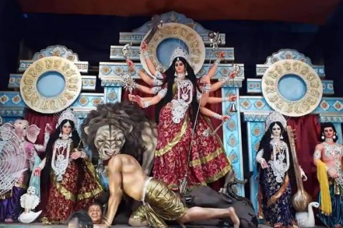 'शी जिनपिंग' का वध करती दिखीं माँ दुर्गा, थरूर ने सोशल मीडिया पर शेयर की तस्वीर
