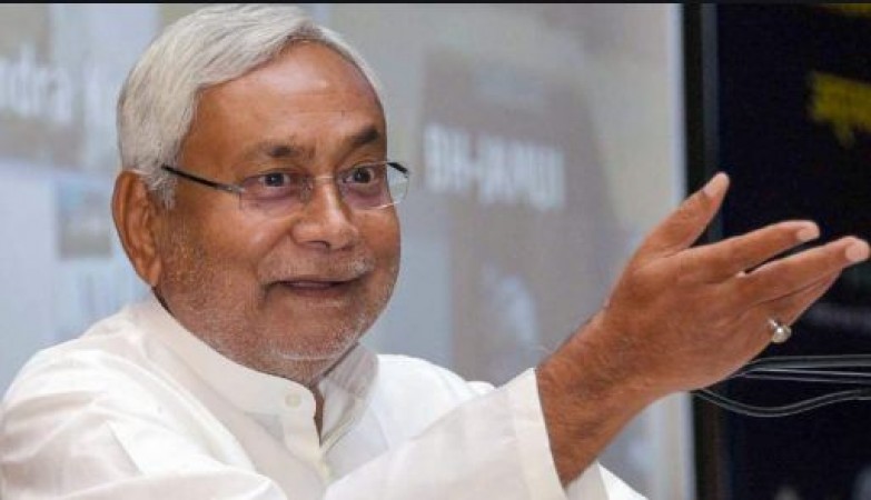 Nitish attacks opposition in Madhubani, says The era of lantern is over, now everyone is using electricity