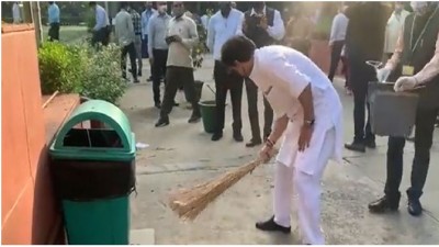 Video viral of Jyotiraditya Scindia sweeping, people said- fake acting