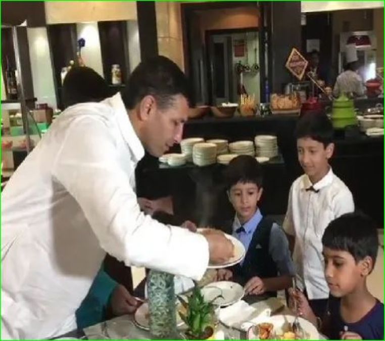 This minister celebrated Diwali by feeding poor children food in a 5-star hotel