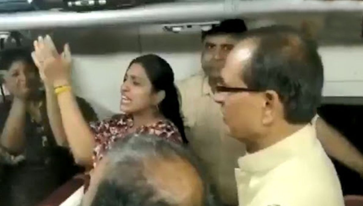 VIDEO: जब ट्रेन में भजन गाते नज़र आए शिवराज सिंह चौहान, मंत्रमुग्ध हो गए यात्री