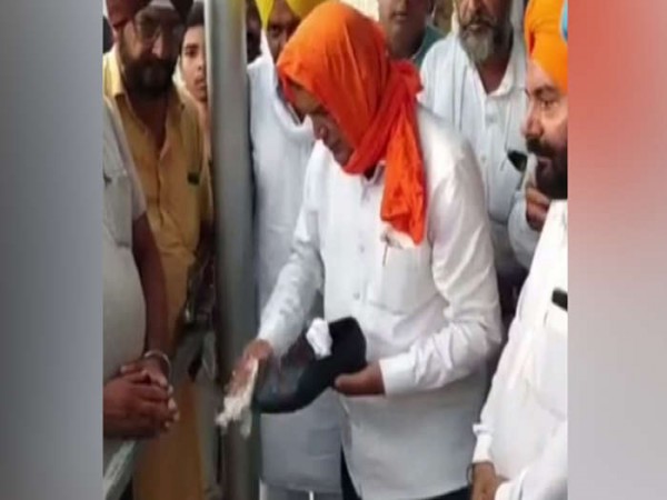 Congress leader Harish Rawat apologizes for 'Panj Pyare' statement, cleaned shoes of devotees
