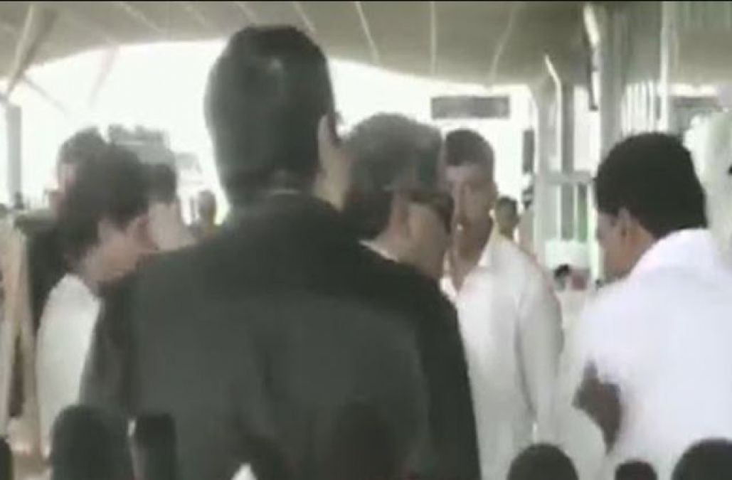VIDEO : कांग्रेस के इस दिग्गज नेता की शर्मनाक हरकत, सरेआम अपने सहयोगी को जड़ा थप्‍पड़