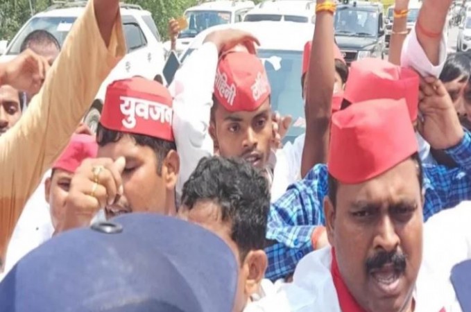 Police stopped Samajwadi Party leaders going to protest, dangerous clash occurred