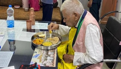 सीएम भूपेश बघेल के पिता की पुलिस थाने में ठाठ, इंस्पेक्टर की टेबल पर खाना खाते आए नजर