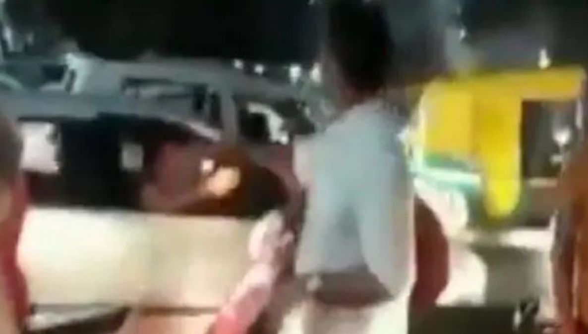 VIDEO : ट्रैफिक पुलिसकर्मी बने कमलनाथ के मंत्री, सड़क पर उतरकर खुलवाया जाम