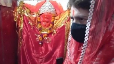 हनुमान मंदिर में मत्था टेक प्रियंका गांधी ने लिया पुजारी का आशीर्वाद