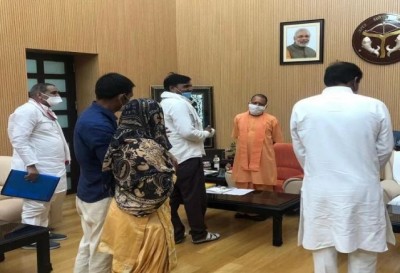 सुदीक्षा भाटी के परिवार से मिले मुख्यमंत्री योगी, कहा- बेटी के नाम पर बनेगा प्रेरणा स्थल और लाइब्रेरी
