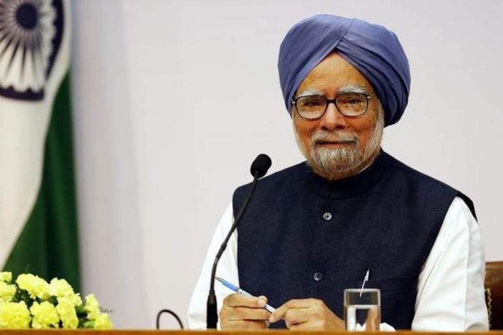 Manmohan Singh once again surrounded the government on this issue