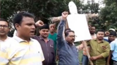 Contractual School Teachers protesting against government, burnt effigy of state government