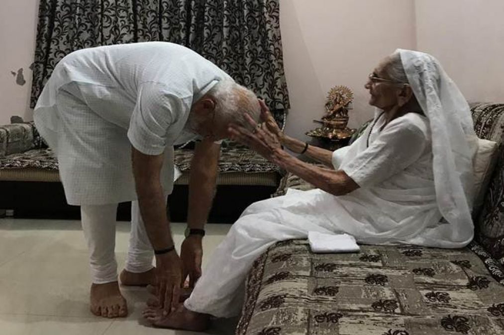 PM Modi wrote poetry for his mother, you will become emotional after reading it