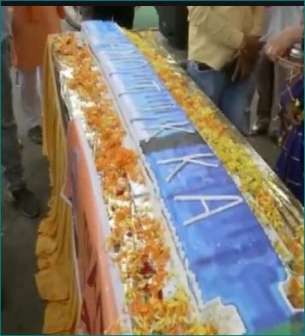 हैप्पी बर्थडे PM मोदी: कहीं कटा वैक्सीन शेप केक तो कहीं बंटे 71 किलो लड्डू