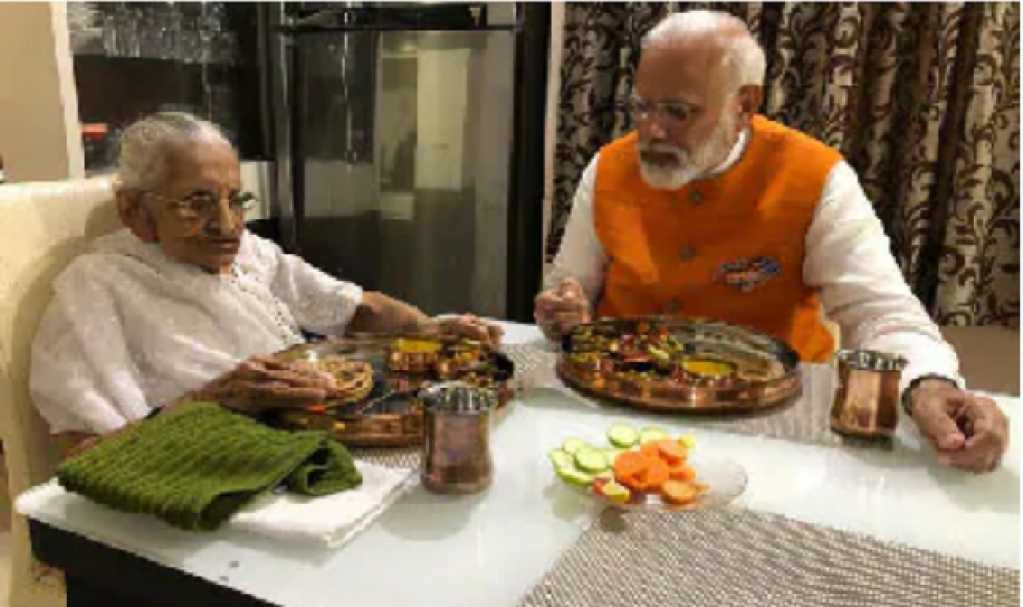 PM Modi took his mother's blessing on birthday, sat down and ate food