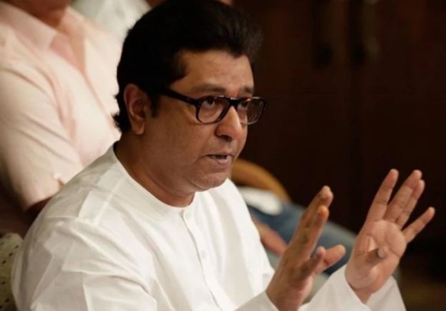 Hundreds of people gathered outside Raj Thackeray's residence to join MNS