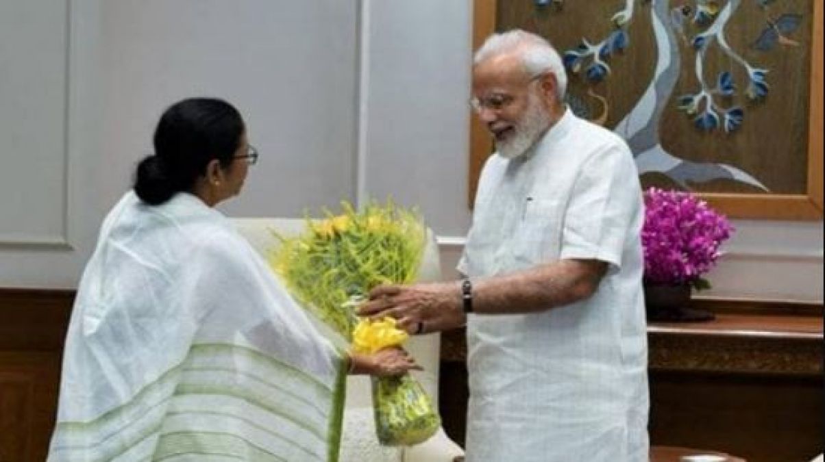 Mamta Banerjee presented kurta to PM Modi, invites him to Bengal