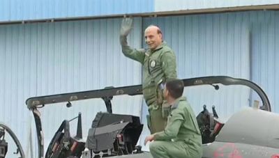 VIDEO: तेजस लड़ाकू विमान में राजनाथ सिंह ने भरी उड़ान, बने ऐसा करने वाले पहले रक्षा मंत्री