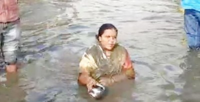 VIDEO: Congress MLA suddenly sits in mud and starts bathing, people shocked to see