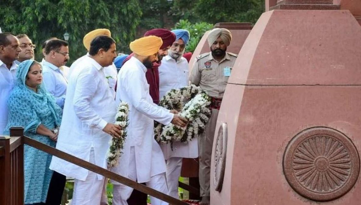 स्वर्ण मंदिर में मत्था टेकने पहुंचे सीएम चरणजीत सिंह चन्नी और नवजोत सिंह सिद्धू