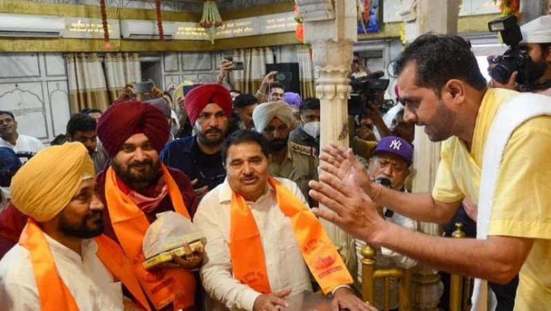 CM Charanjit Singh Channi and Navjot Singh Sidhu reached Golden Temple to offer prayers