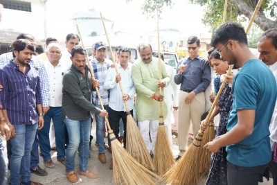 मंत्री सिलावट ने की सफाई, गांवों को स्वच्छ और सुंदर रखने का दिया संदेश
