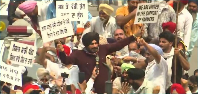 Navjot Singh Sidhu joins party protest in Amritsar against Agriculture Bill