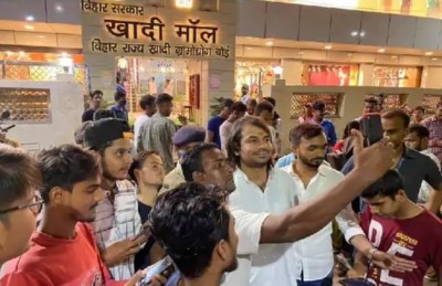 Tej Pratap Yadav reaches mall without a mask, crowd of people gathered