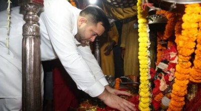 मंदिर में चप्पल पहनकर पहुंचे तेजस्वी यादव, BJP ने साधा निशाना