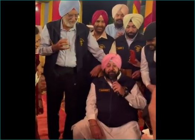 VIDEO: सियासी खींचतान के बीच कैप्टन अमरिंदर सिंह ने गाया 'ओ गोरे-गोरे' गाना